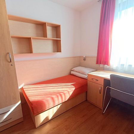 Famulus Kollegium Hostel เยอร์ ภายนอก รูปภาพ
