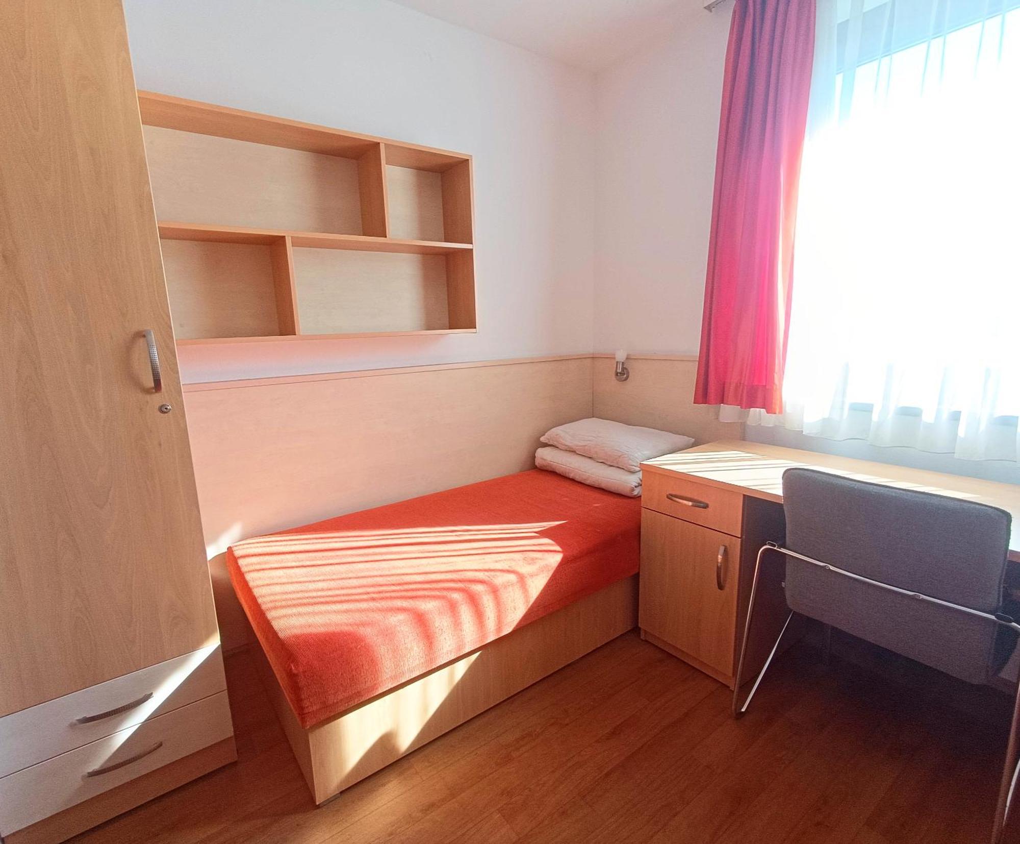 Famulus Kollegium Hostel เยอร์ ภายนอก รูปภาพ