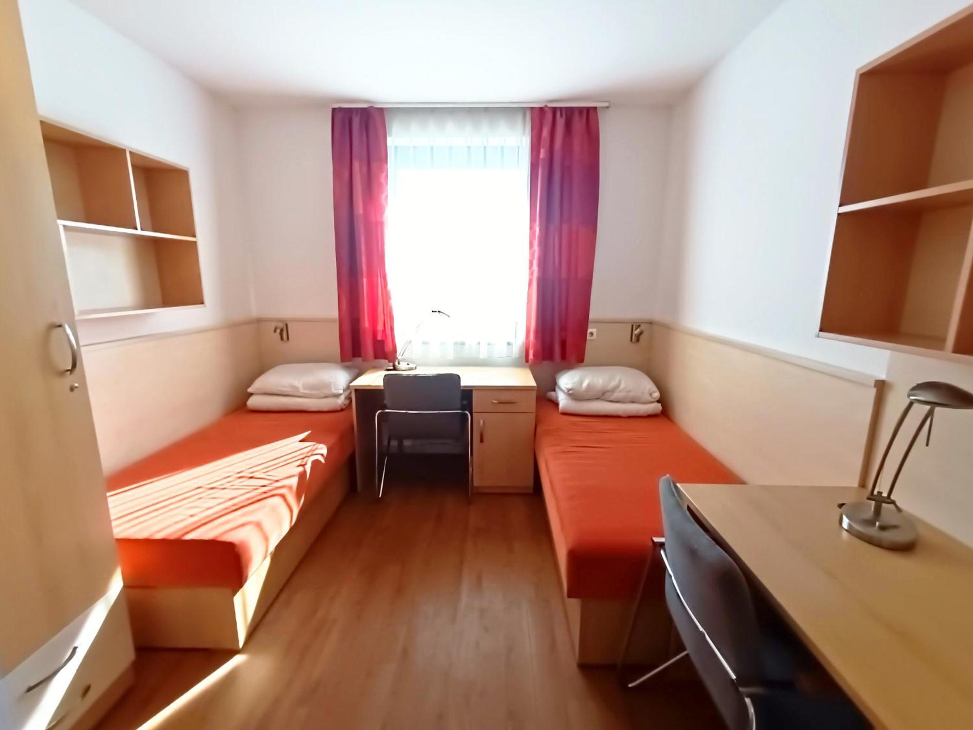 Famulus Kollegium Hostel เยอร์ ภายนอก รูปภาพ