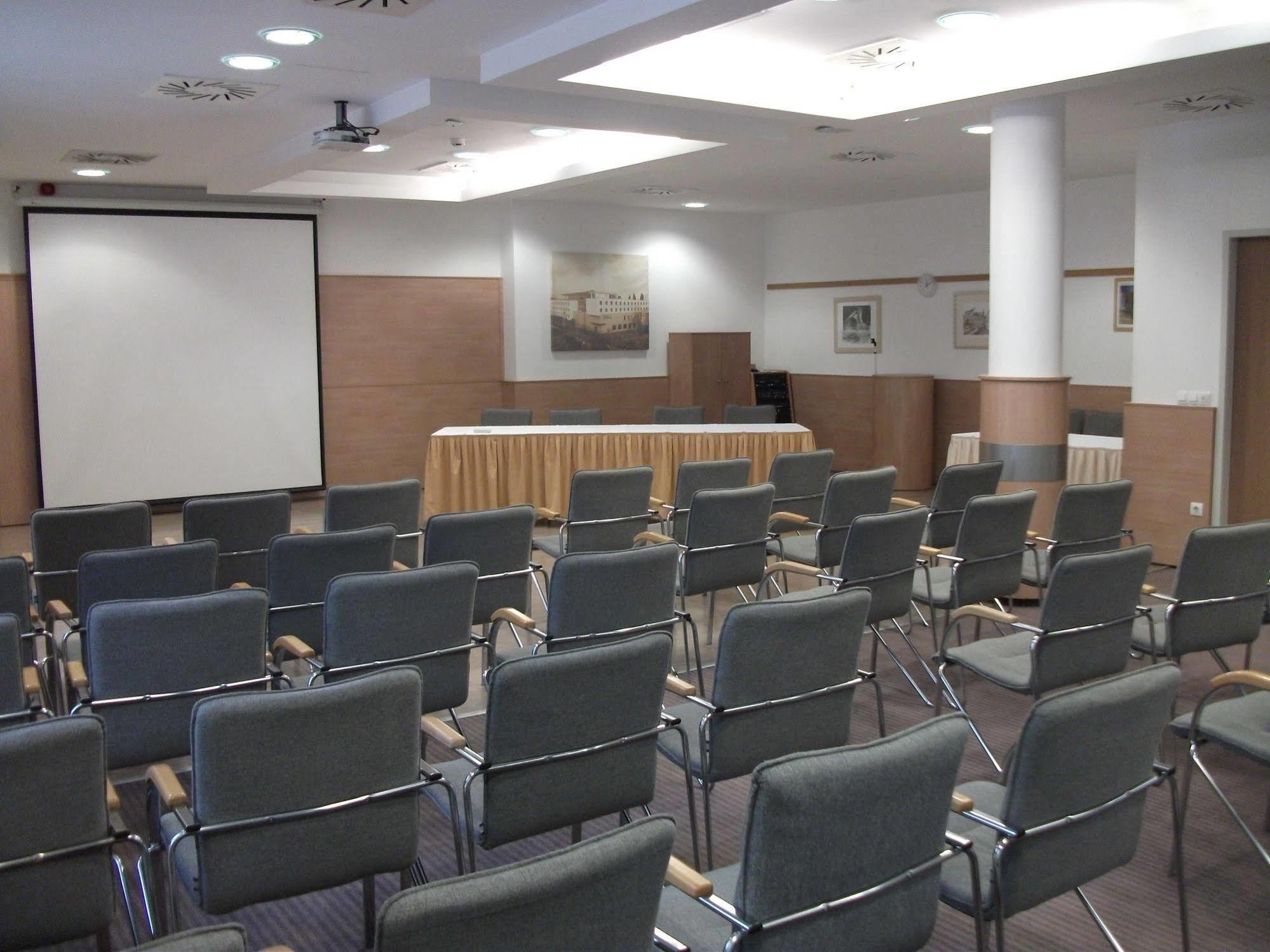 Famulus Kollegium Hostel เยอร์ ภายนอก รูปภาพ