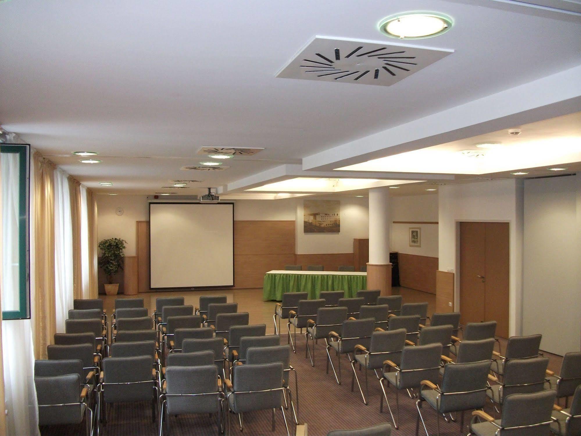 Famulus Kollegium Hostel เยอร์ ภายนอก รูปภาพ